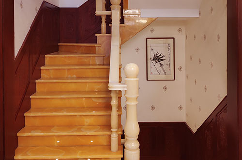 汝阳中式别墅室内汉白玉石楼梯的定制安装装饰效果